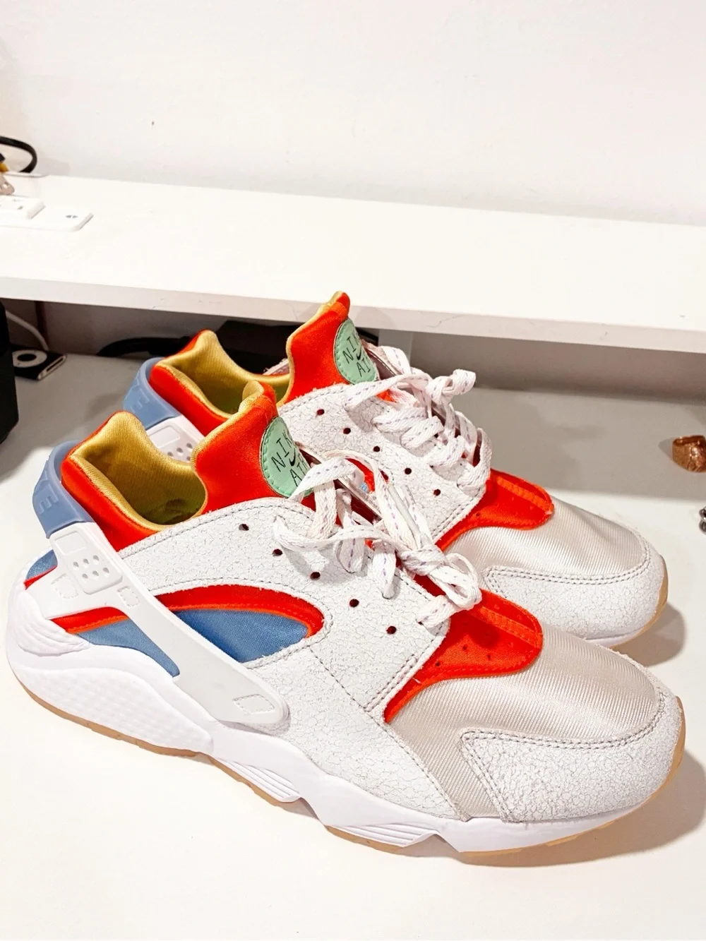Nike Air Huarache Run White Safety Orange University Blue Lilac Mens Size 9.5